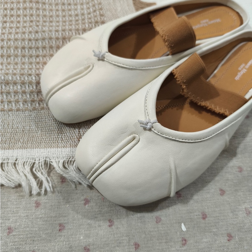 Maison Martin Margiela Cream Leather Ballet Flats with Tan Strap - Picture 3 of 13